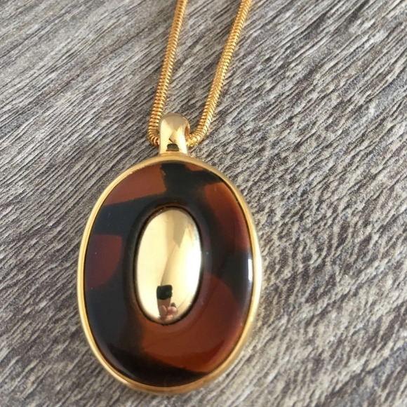 Gold  and tortoise necklace - Picture 5 of 5